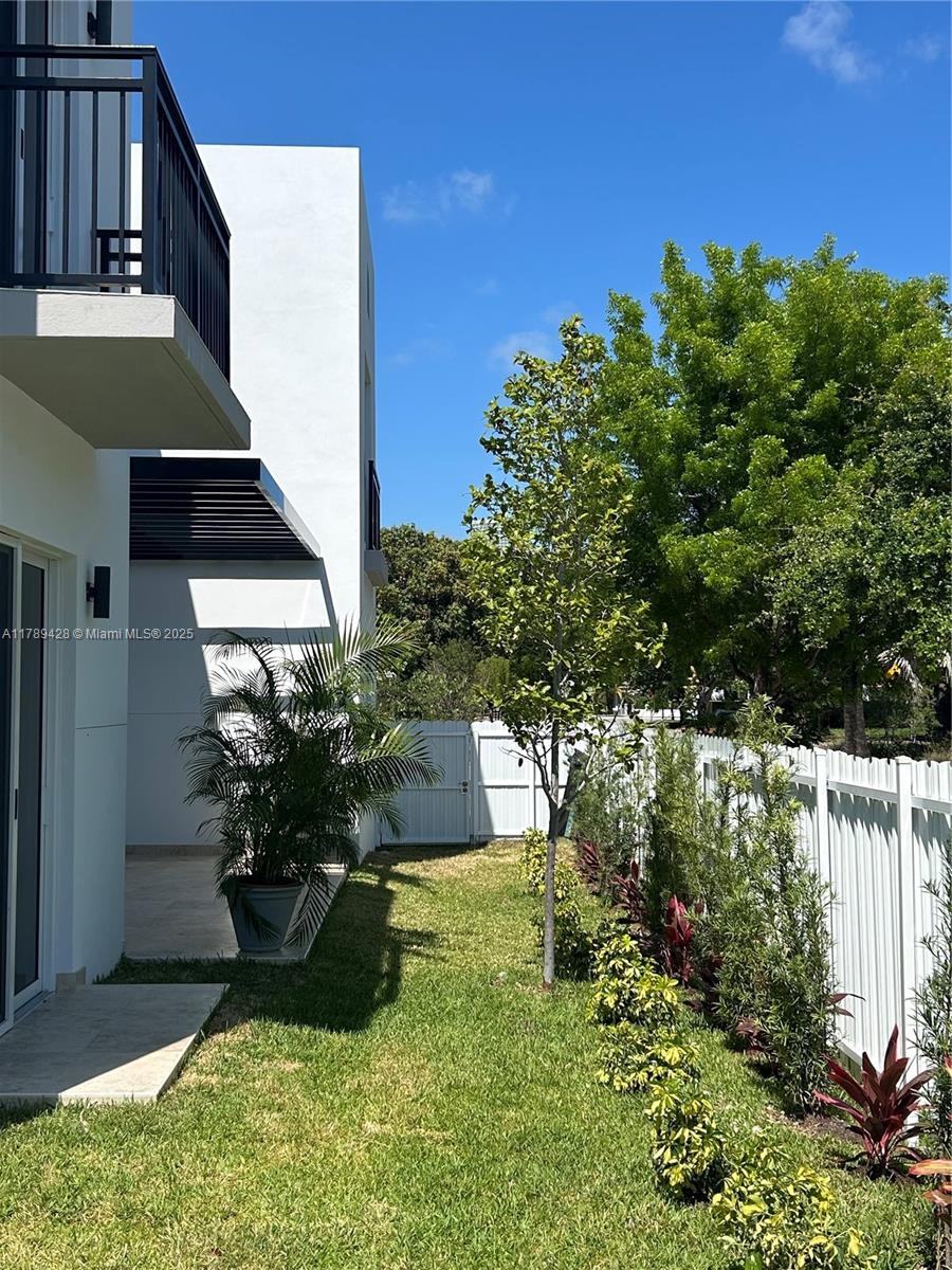 900 SW 24th Rd