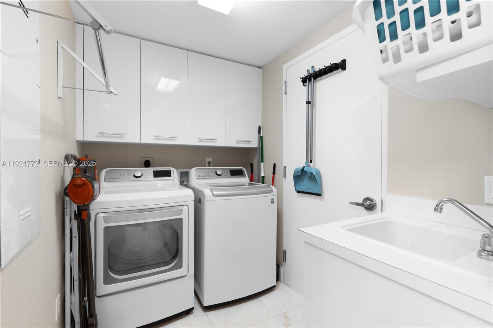 2711 HOLLYWOOD BEACH CONDO - Residential Lease