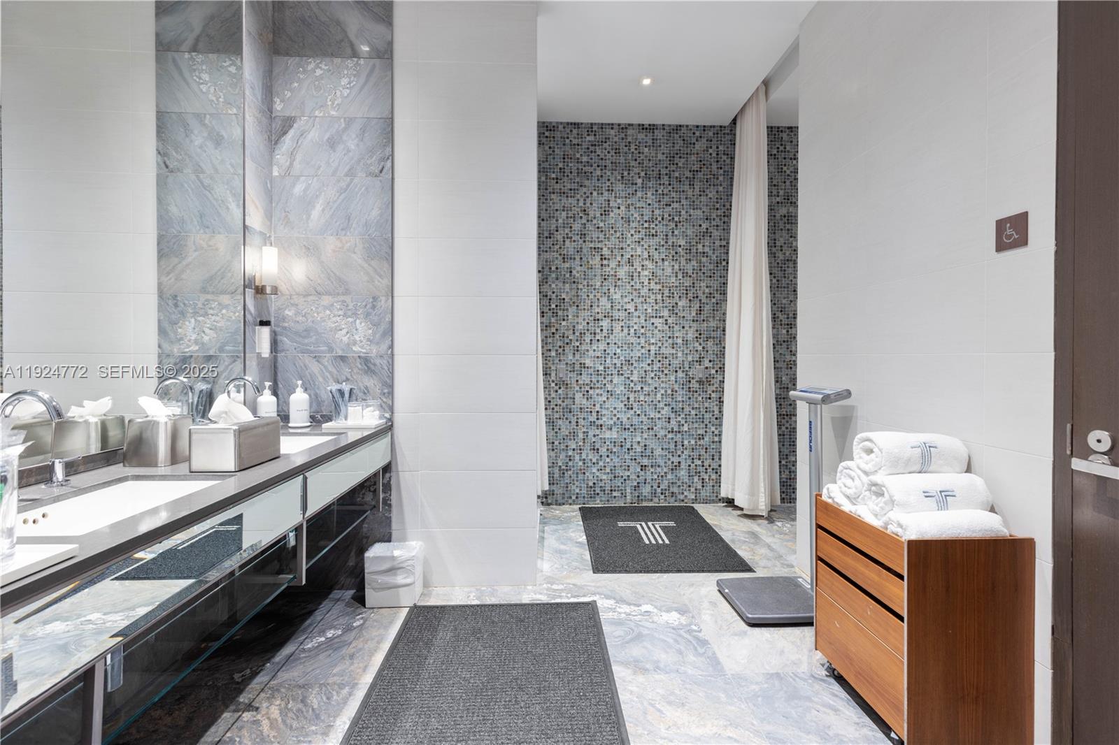 2711 HOLLYWOOD BEACH CONDO - Residential Lease