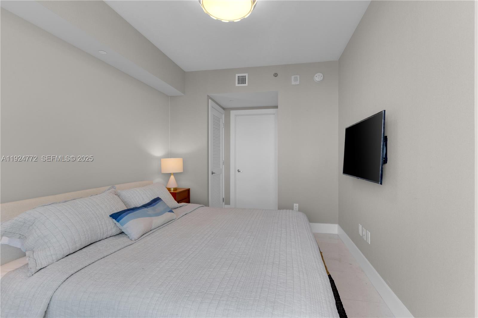 2711 HOLLYWOOD BEACH CONDO - Residential Lease