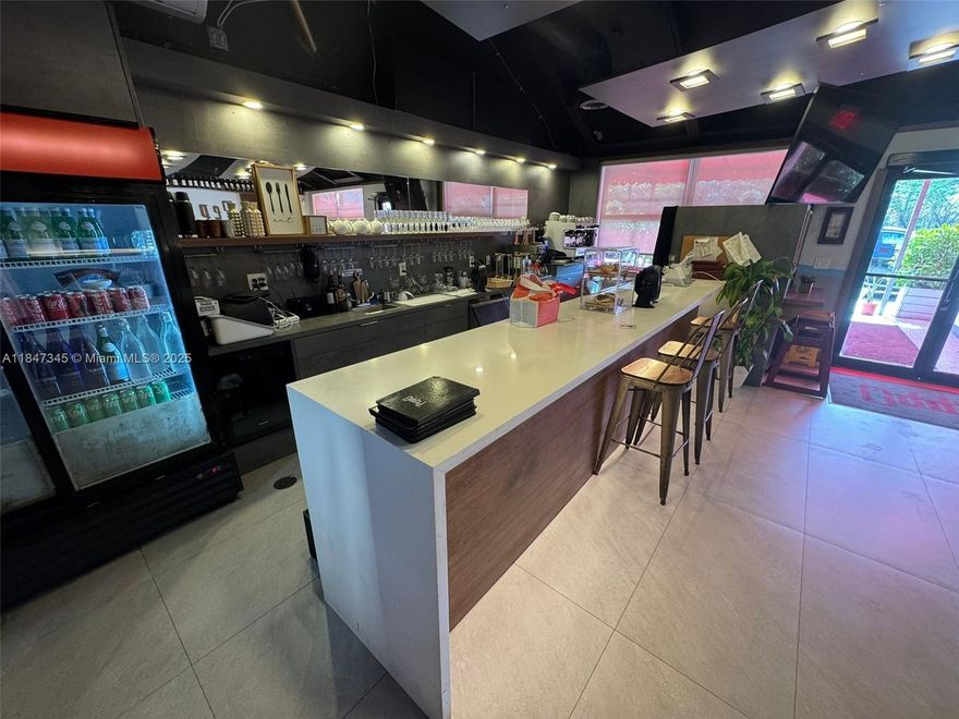 Want to launch a breakfast business without investing in equipment I sublease my fully equipped restaurant in Aventura—professional kitchen plus dining space for customers, and its own parking. Available from 1:00?a.m. to 11:00 a.m. daily. Rent + usage fee + refundable equipment deposit. Perfect for delivery-only or in-person breakfast brands. Month-to-month contract. Limited availability: contact me for details or equipment photos.