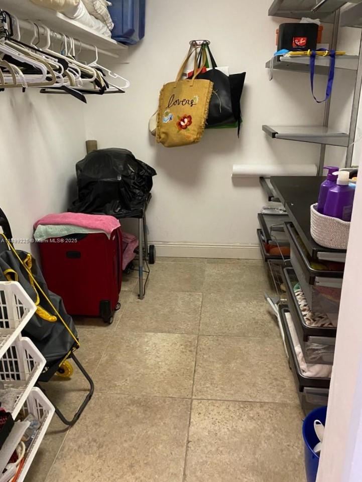 THE CARRIAGE HOUSE CONDO - Residential Lease