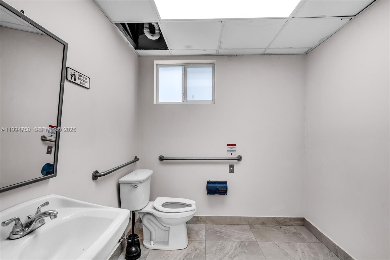 Main image without alt text