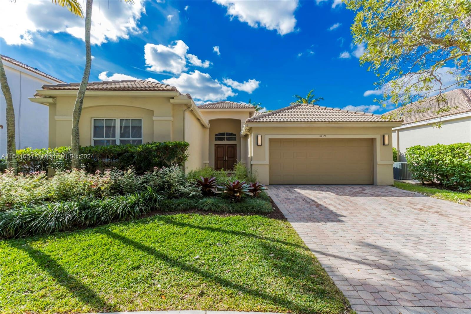 Property for Sale at 1019 Nandina Dr, Weston, Broward County, Florida - Bedrooms: 4 
Bathrooms: 4  - $1,095,000
