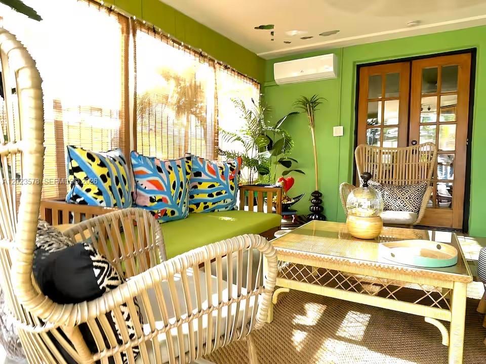HOLLYWOOD PARK - Residential