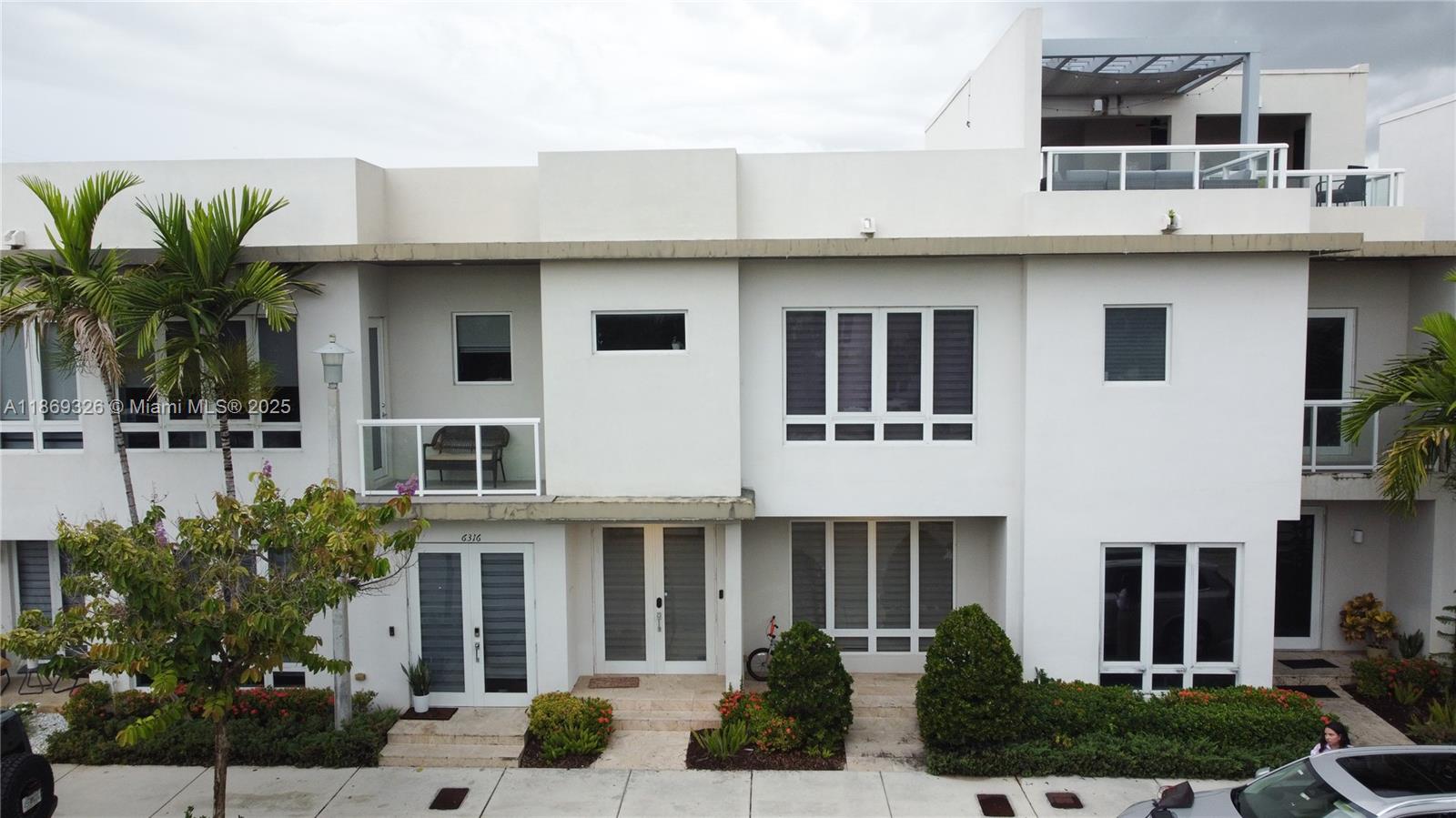 Discover this gem in the heart of Doral ?
Welcome to Landmark at Doral, where modern style meets comfort. This elegant 2-story townhouse offers 3 spacious bedrooms, 2.5 bathrooms, and 1,908 Sq.Ft of living area, thoughtfully designed for maximum enjoyment. The home features an open floor plan and porcelain tile floors throughout, both upstairs and downstairs.
The private patio comes with low-maintenance artificial grass, perfect for family gatherings, BBQs, or simply relaxing outdoors. Plus, you’ll benefit from a low HOA fee that includes exclusive amenities, security, and the unbeatable location of Doral—close to top-rated schools, restaurants, shopping centers, and major highways.
Unique opportunity: this home won’t last long!