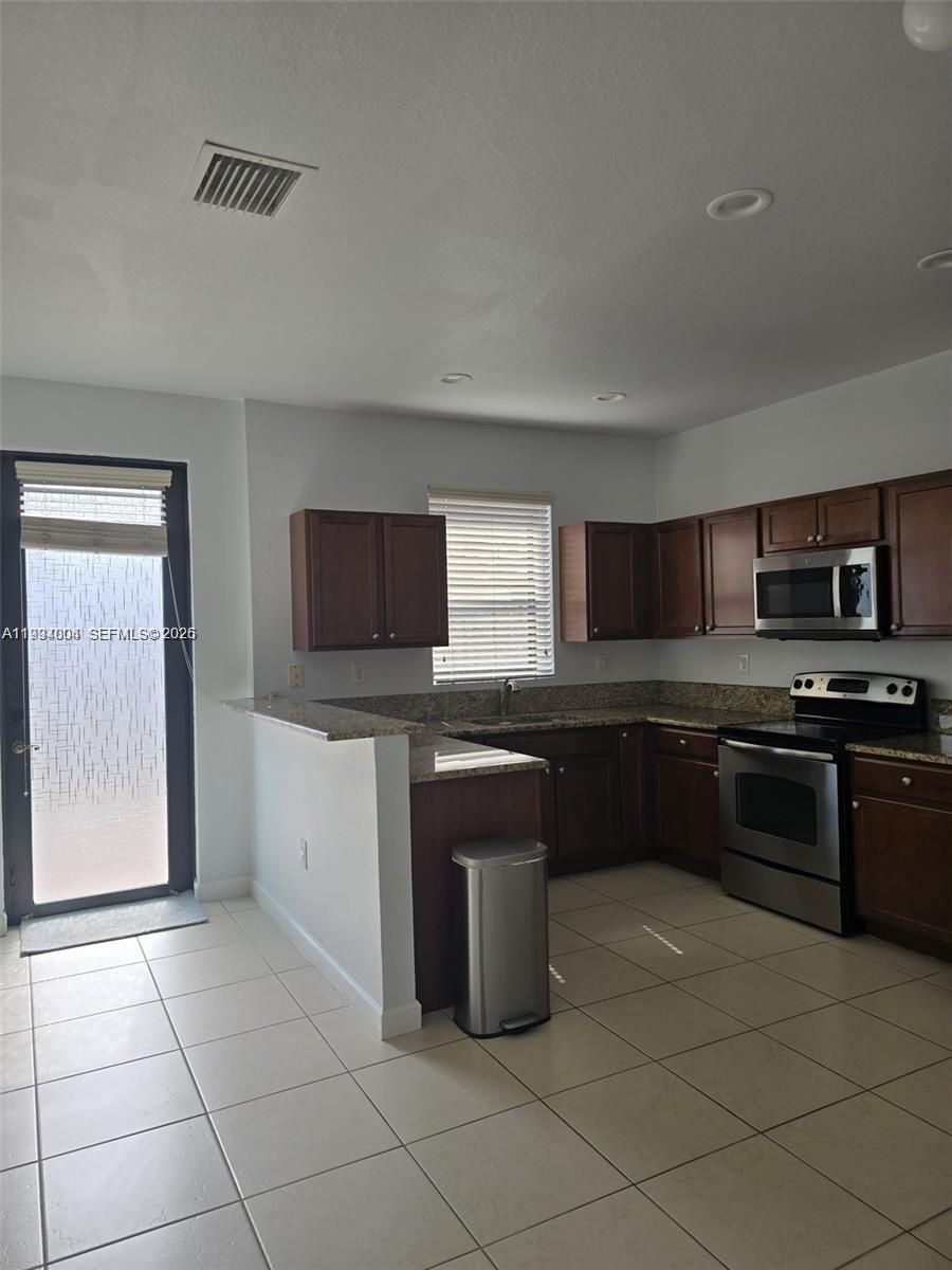 SILVER PALM EAST SECTION - Residential Lease