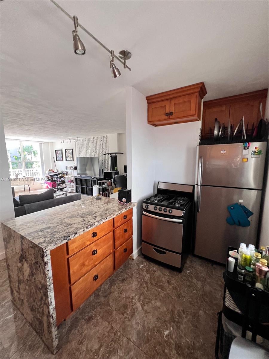 LINCOLN TOWERS CONDO - Residential