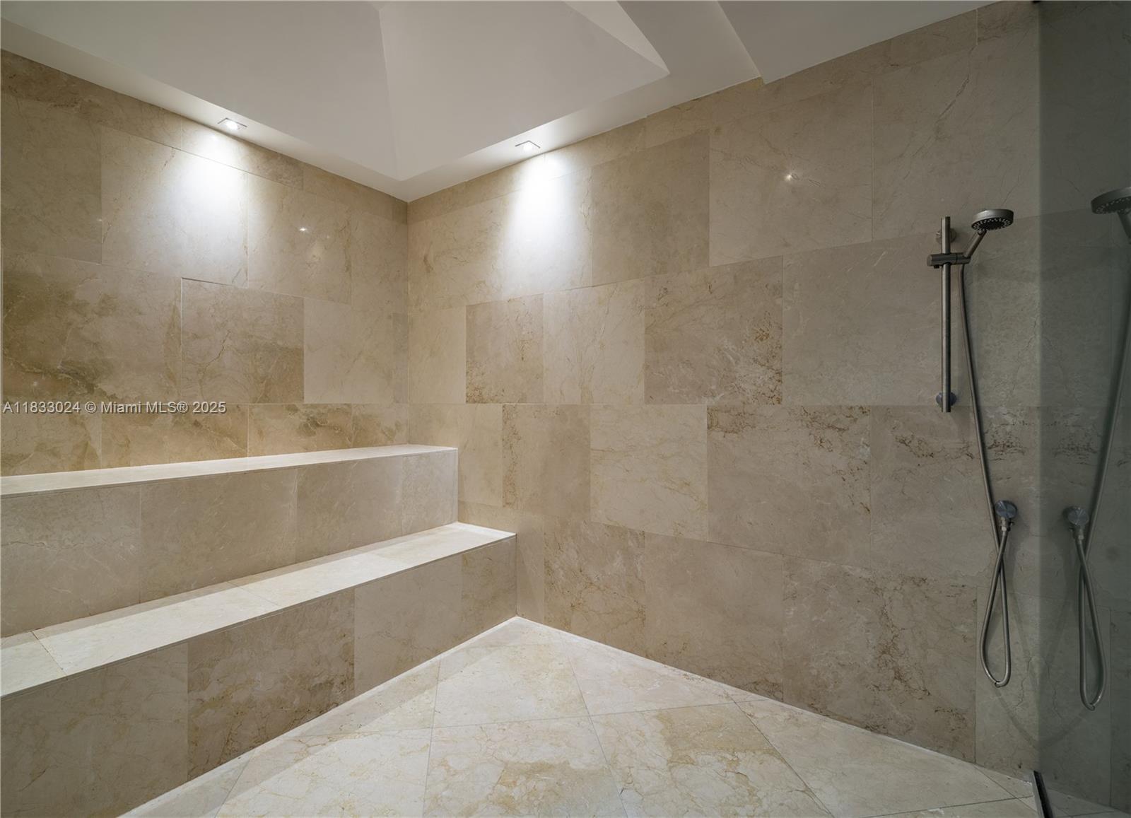 VILLA REGINA CONDO - Residential