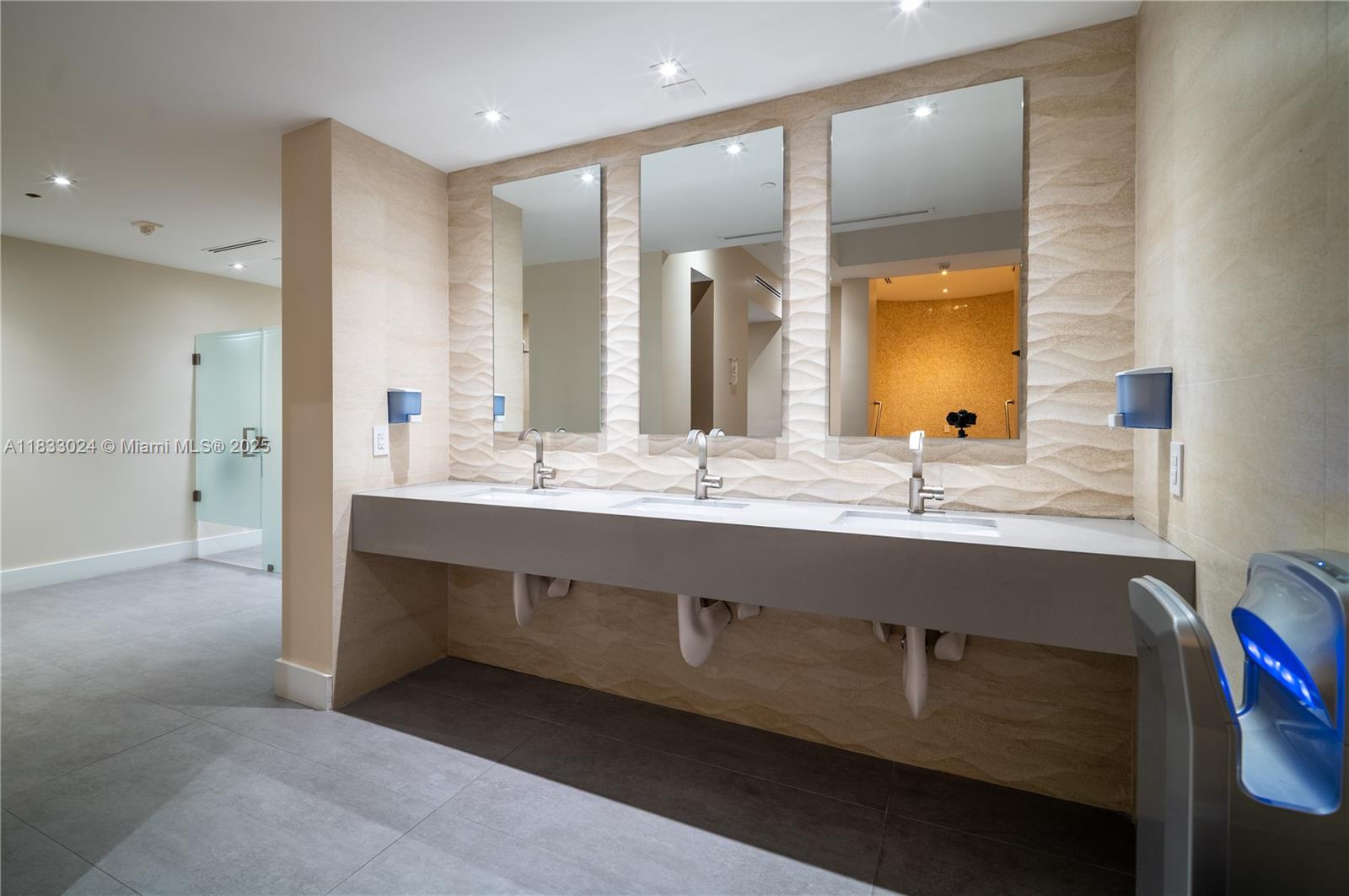 VILLA REGINA CONDO - Residential