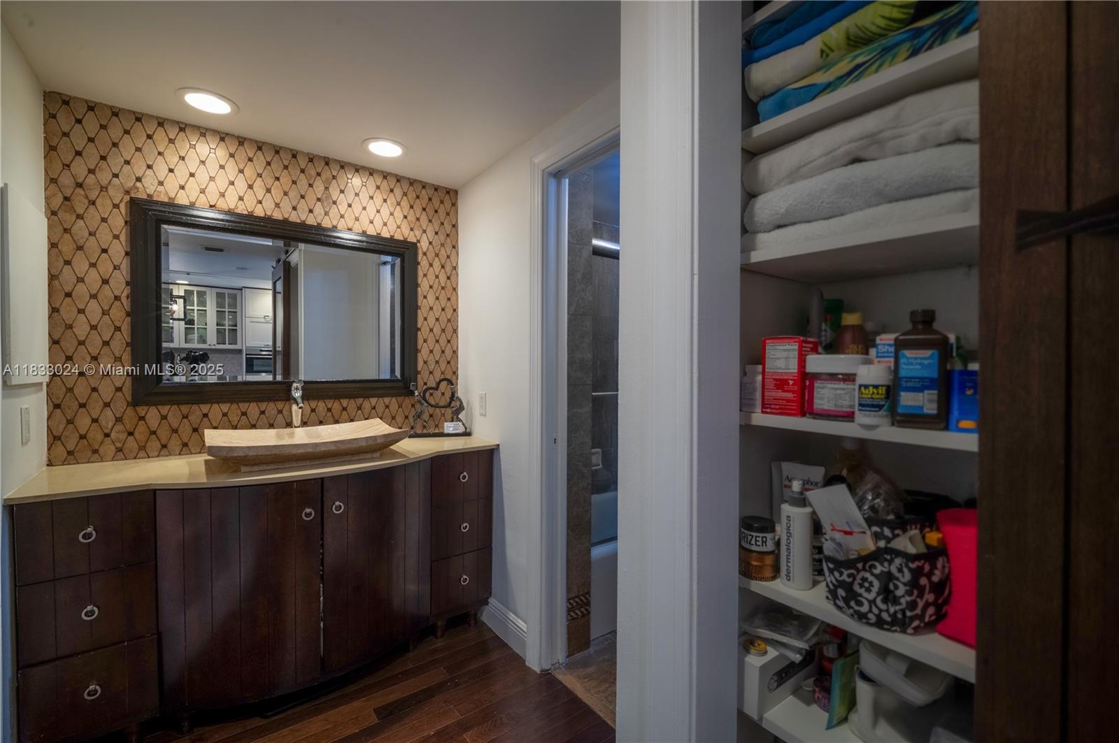 VILLA REGINA CONDO - Residential