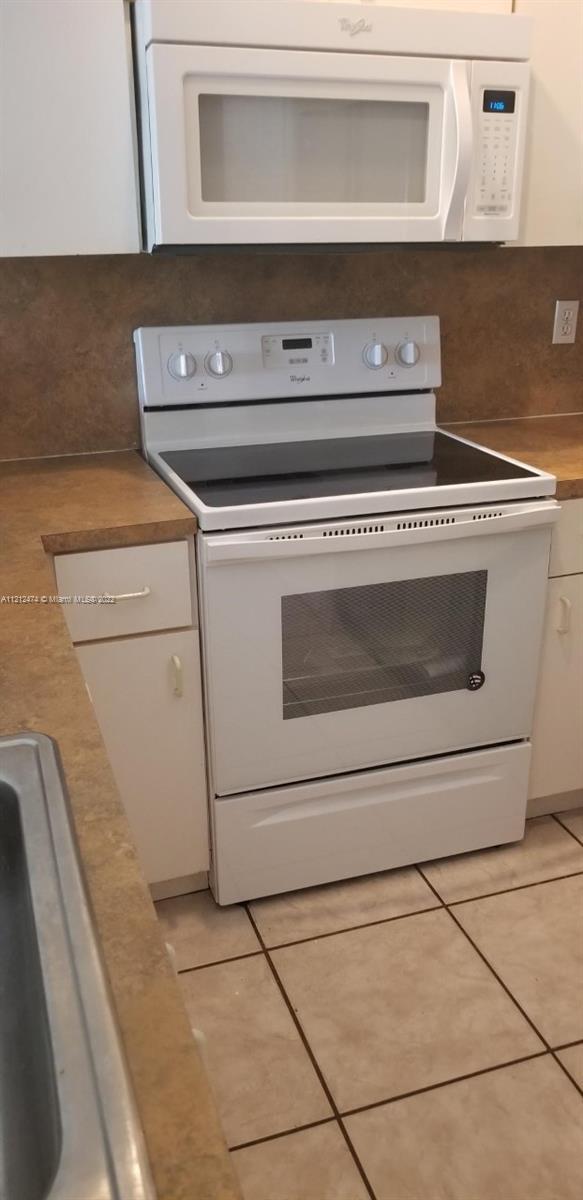 VILLAGES OF RENAISSANCE - Residential Lease