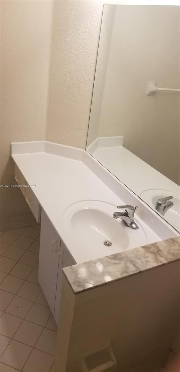 VILLAGES OF RENAISSANCE - Residential Lease