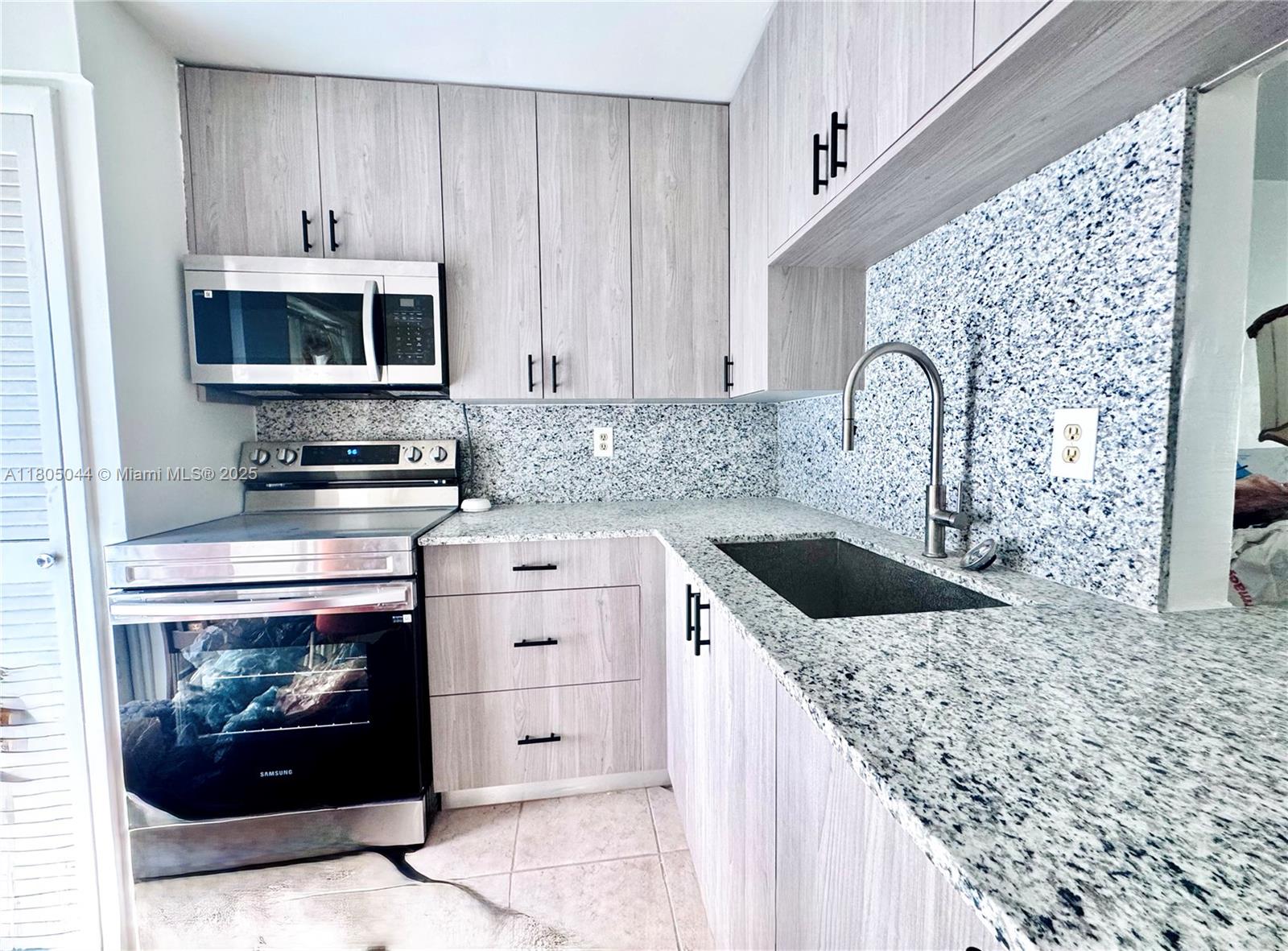 1701 Ne 191st St A108, Miami, Broward County, Florida - 1 Bedrooms  
2 Bathrooms - 