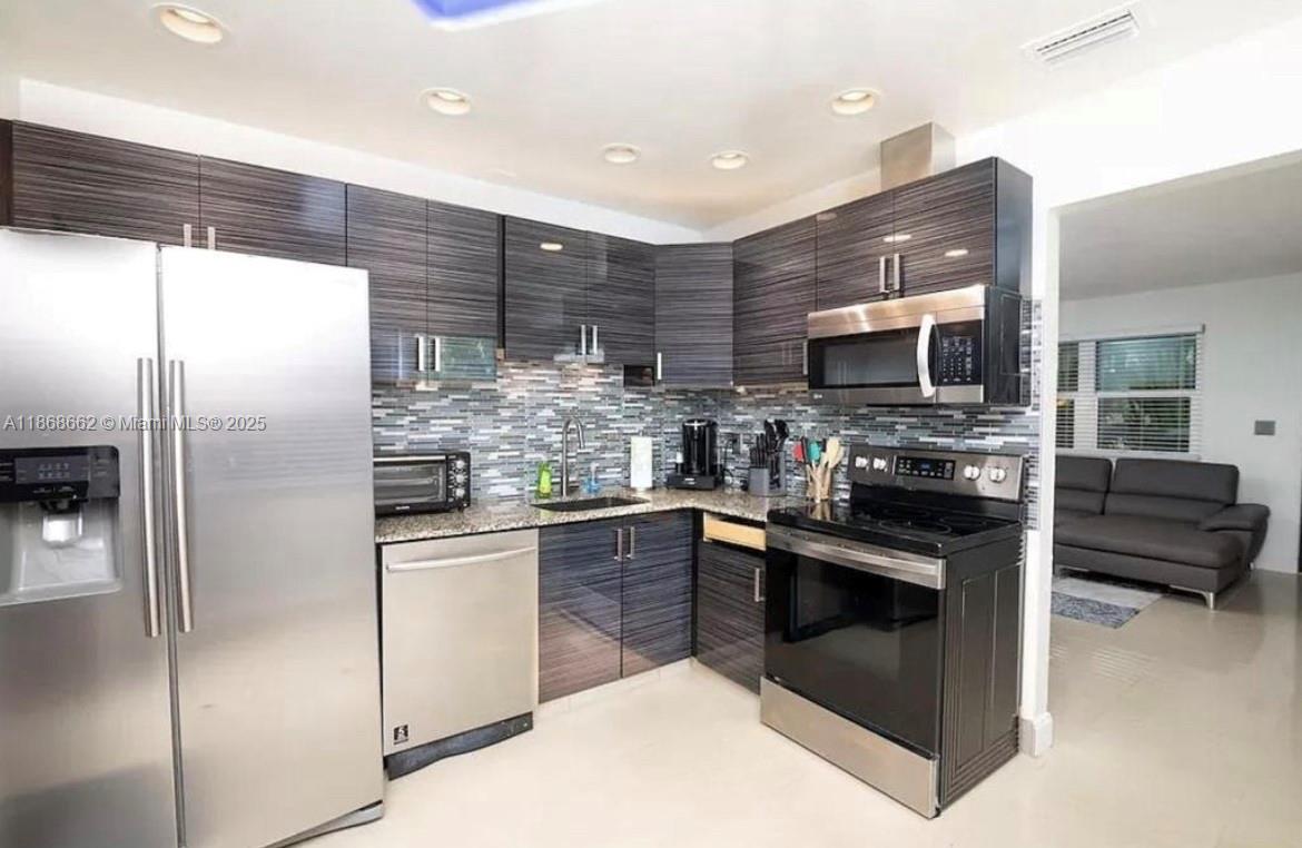 FLORIAN ISLES 2ND SEC - Residential Lease