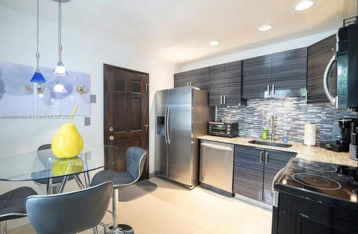 FLORIAN ISLES 2ND SEC - Residential Lease