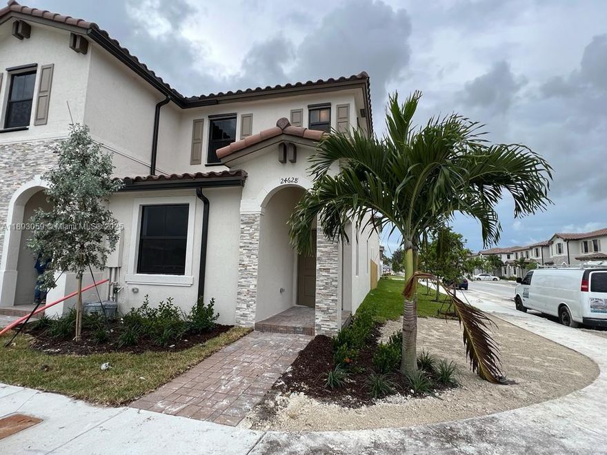 CORNER!!! 2-STORY 3BED/2.5BTH VILLA AT LENNAR's COMMUNITY IN HOMESTEAD. THIS MODEL FEATURE MODERN OPEN CONCEPT. BRIGHT AND SPACIOUS. SS APPLIANCES W/D. GENEROUS FENCED BACKYARD. CONVENIENTLY LOCATED NEAR TO TURNPIKE. CLOSE TO SHOPES AND ENTERTAINMENT. PLEASE READ INSTRUCTIONS AT BROKERS REMARKS!!!