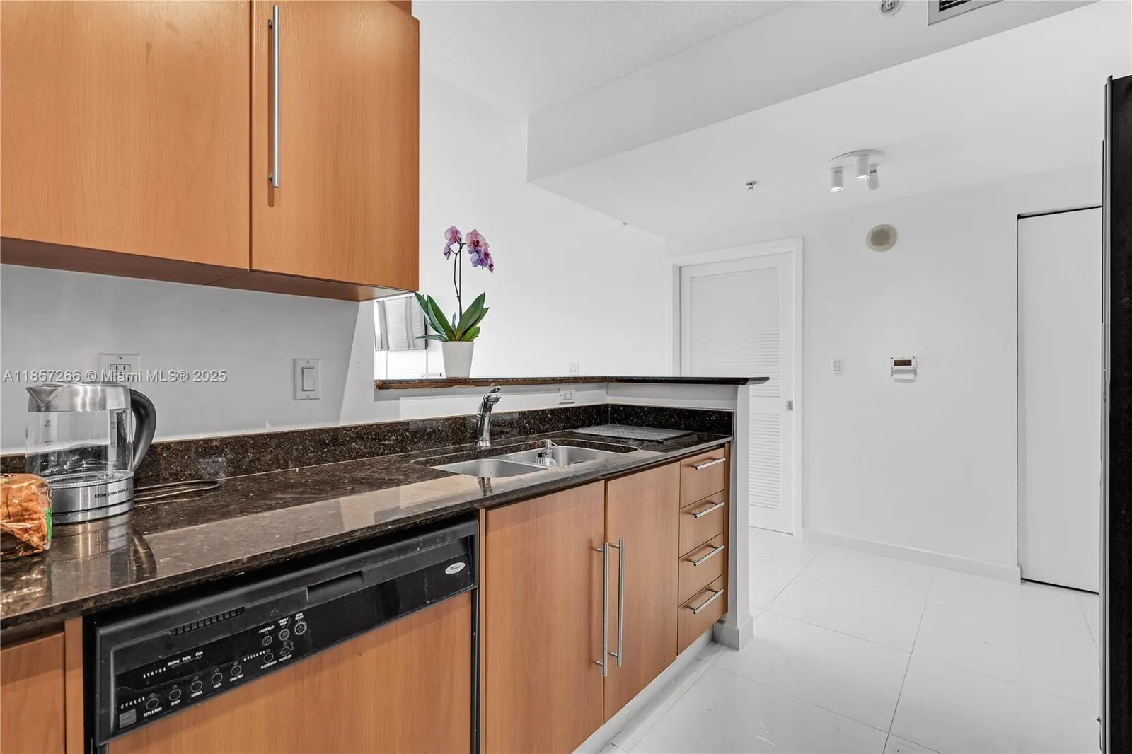 Miami, Florida 33131, United States, 1 Bedroom Bedrooms, ,1 BathroomBathrooms,Residential,Active,190211