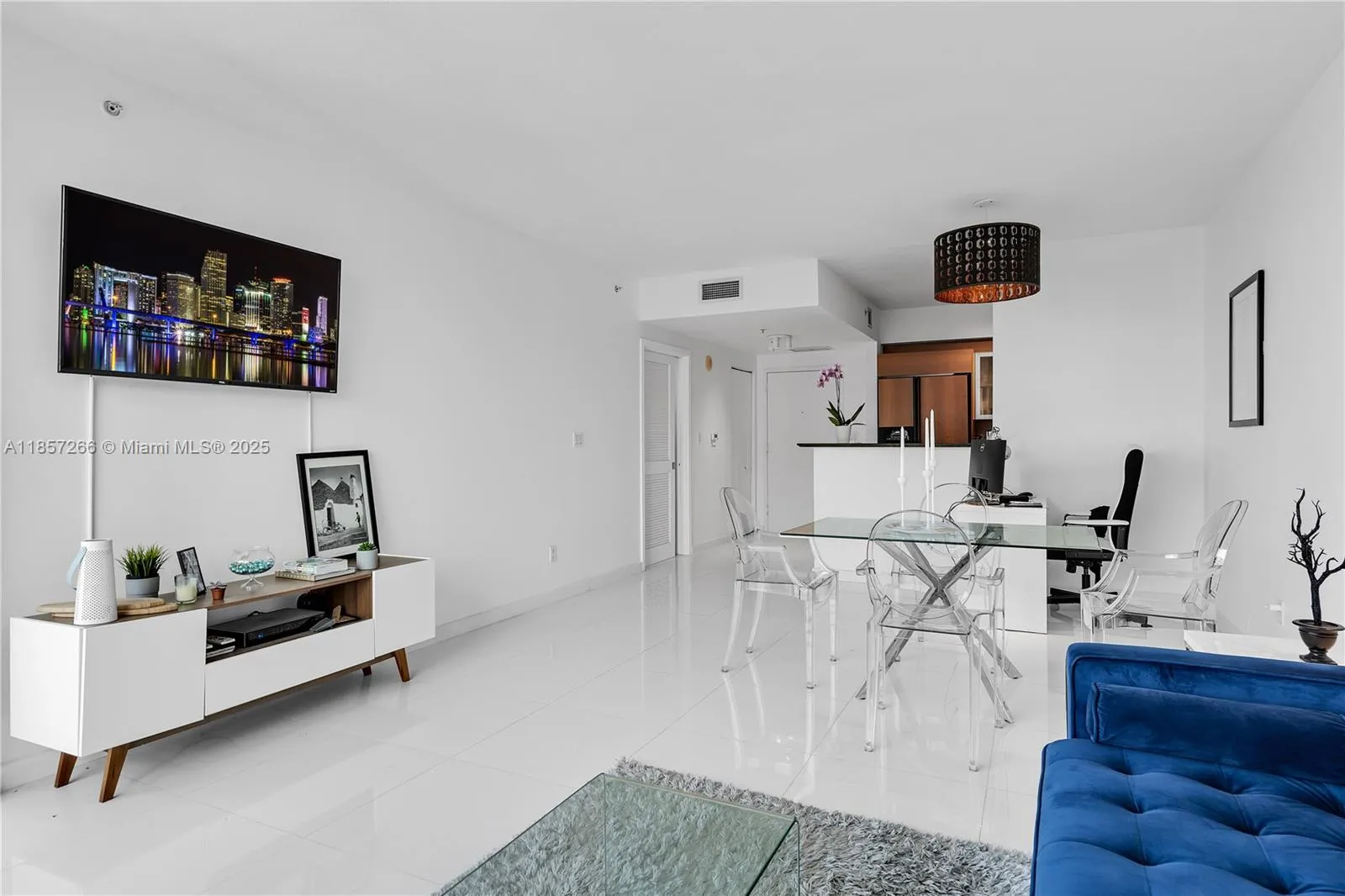 Miami, Florida 33131, United States, 1 Bedroom Bedrooms, ,1 BathroomBathrooms,Residential,Active,190211