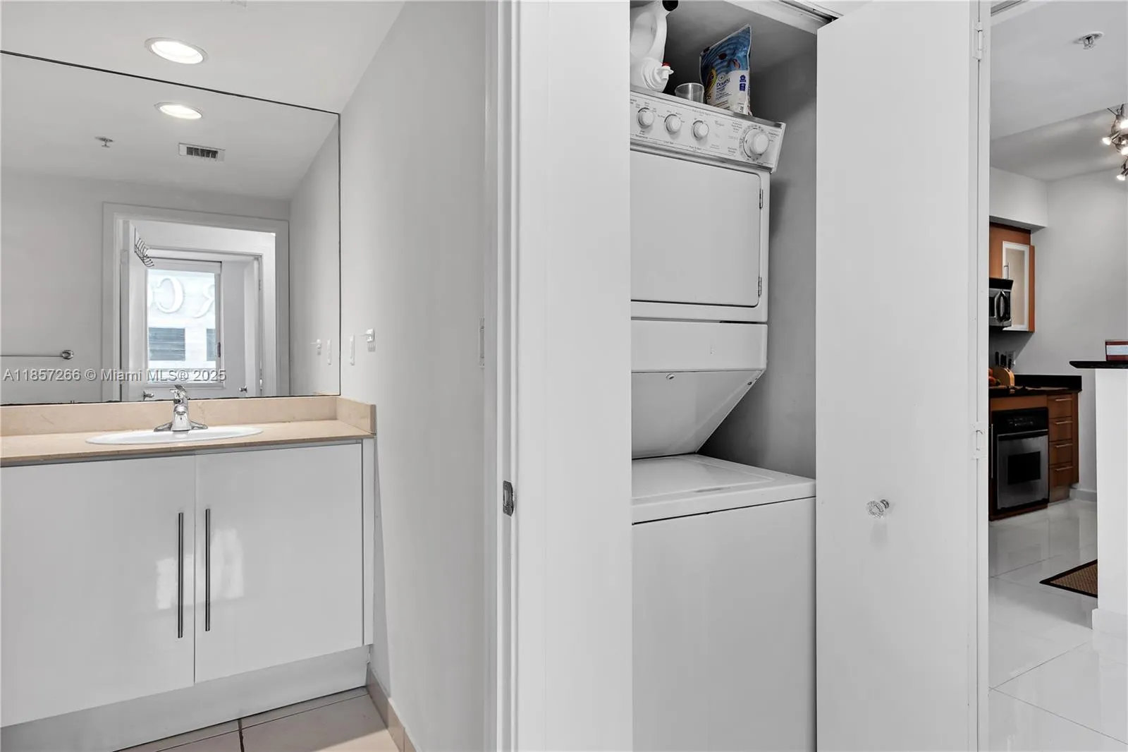 Miami, Florida 33131, United States, 1 Bedroom Bedrooms, ,1 BathroomBathrooms,Residential,Active,190211