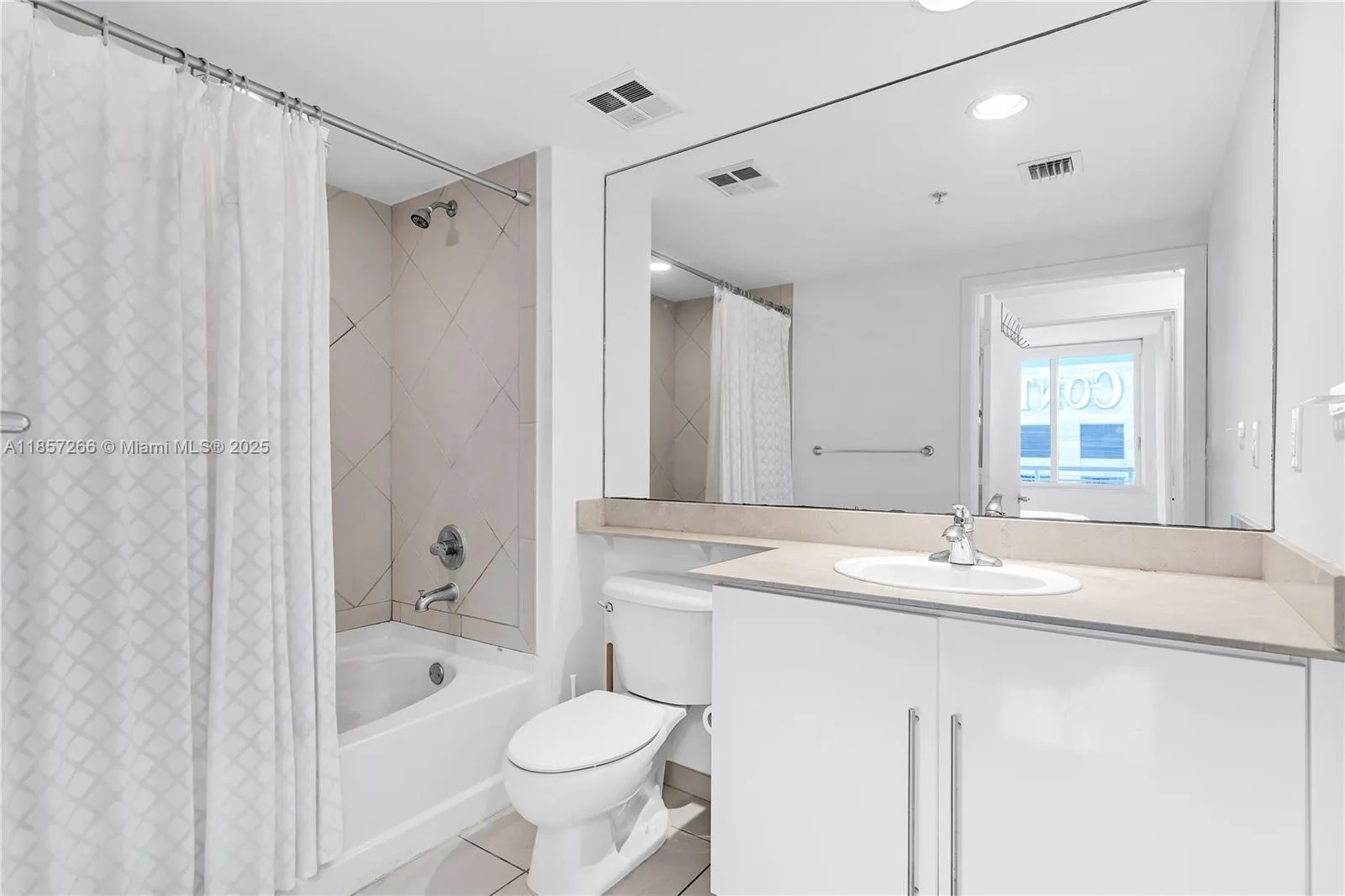 Miami, Florida 33131, United States, 1 Bedroom Bedrooms, ,1 BathroomBathrooms,Residential,Active,190211