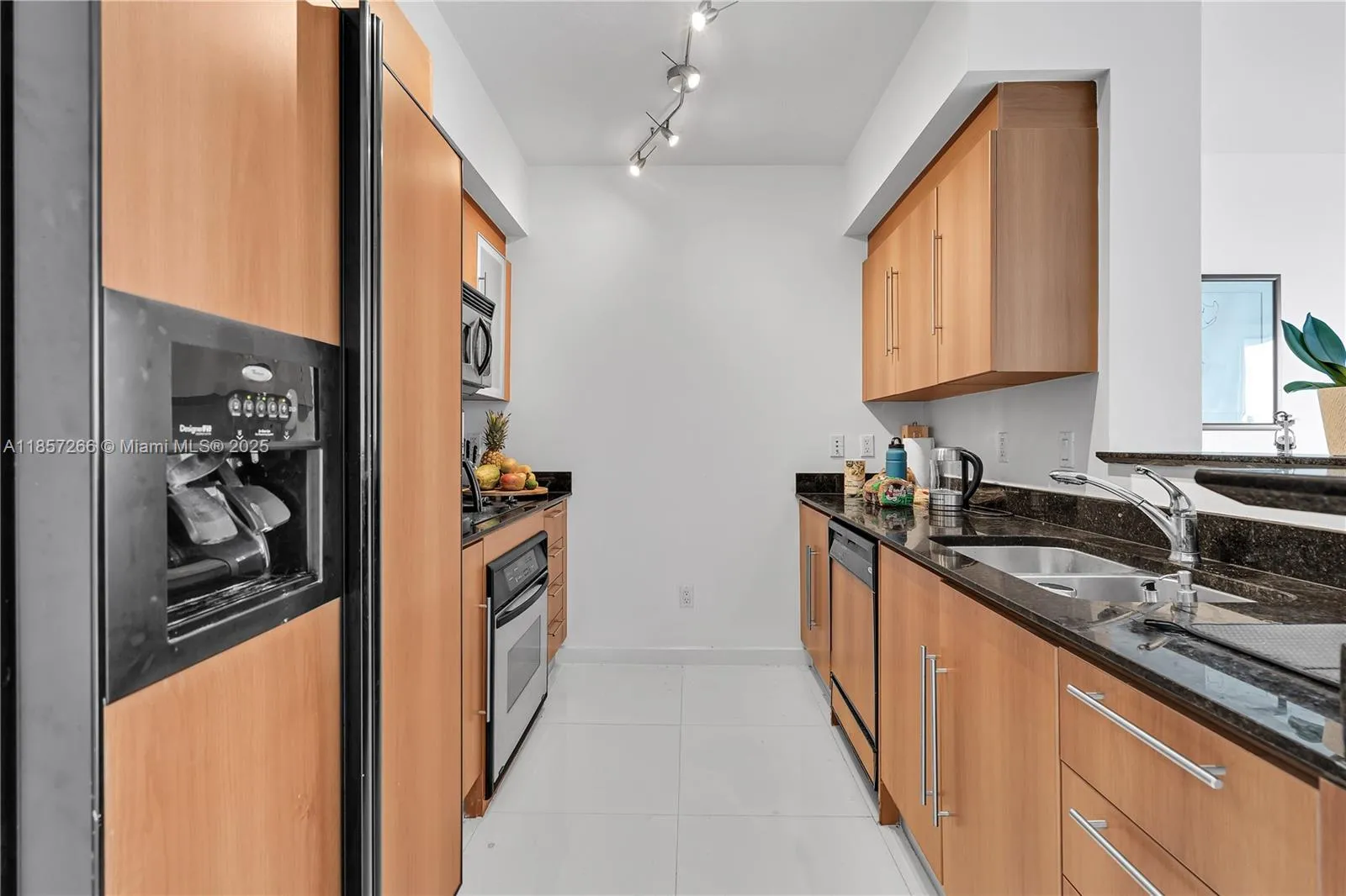 Miami, Florida 33131, United States, 1 Bedroom Bedrooms, ,1 BathroomBathrooms,Residential,Active,190211