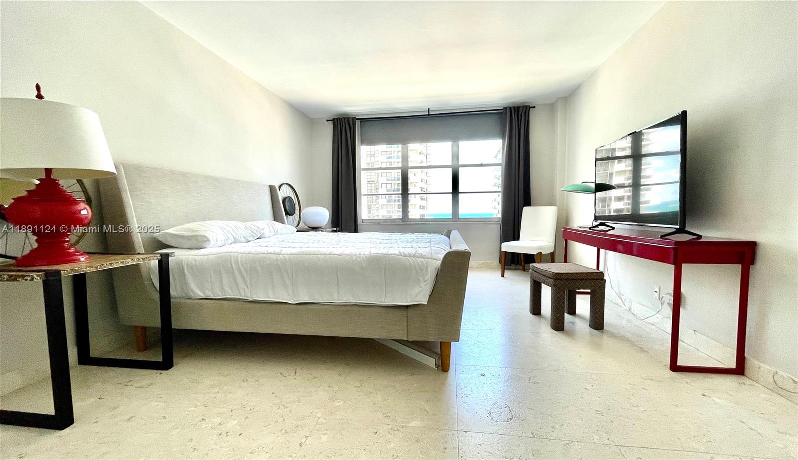 5700 Collins Ave 11A