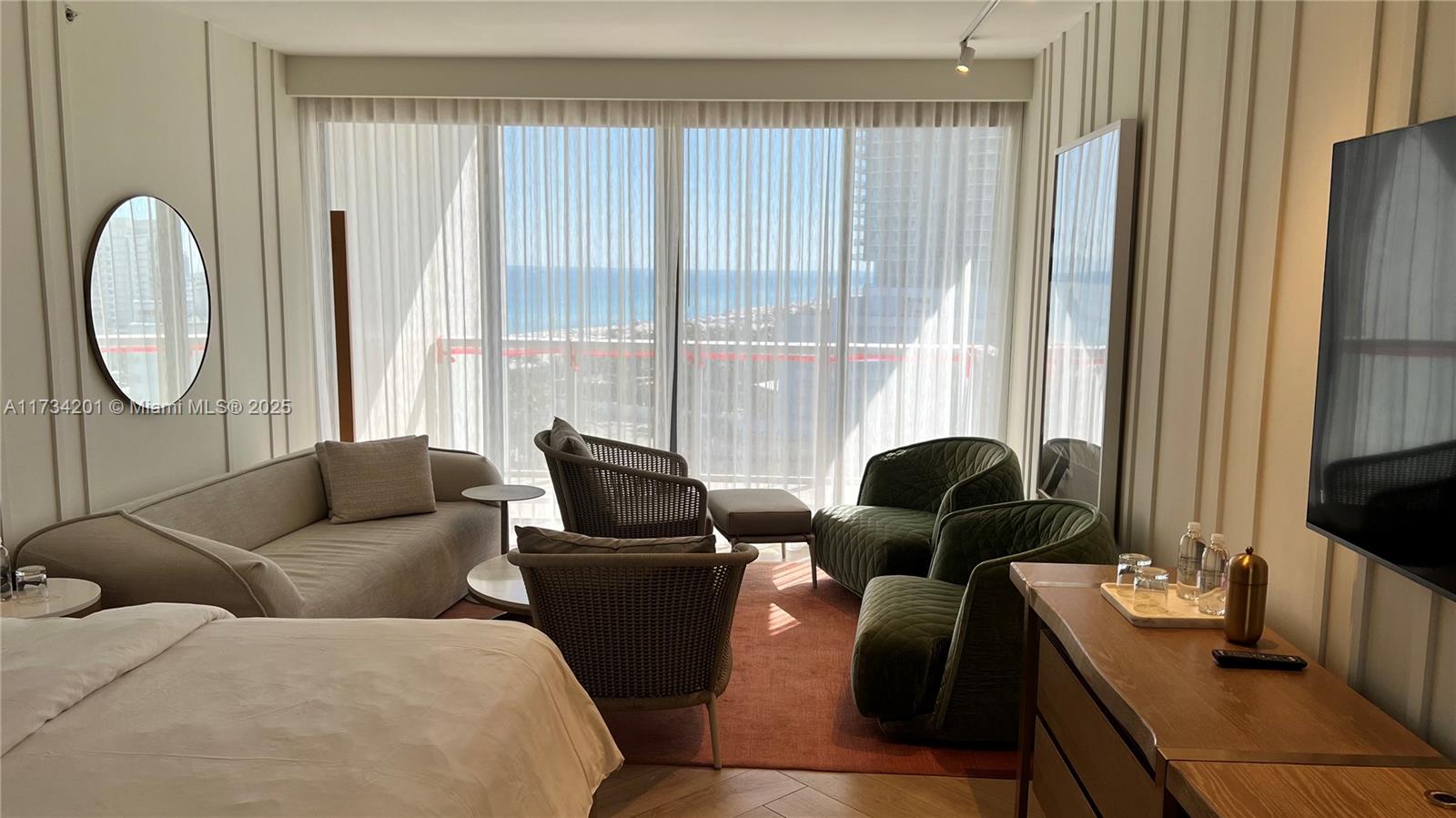 2201 Collins Ave 1102