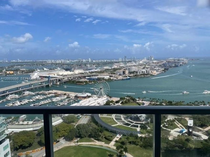 Stunning Studio in the heart of Downtown Miami boasting breathtaking views of Biscayne Bay. This residence offers 24-hour security, covered and valet parking, a dedicated concierge, and a host of luxurious amenities including four pools, a spa, theater, state-of-the-art gym, clubhouse, business center, and a Tiki Bar. Additional storage adds to the convenience and allure of this exceptional property.