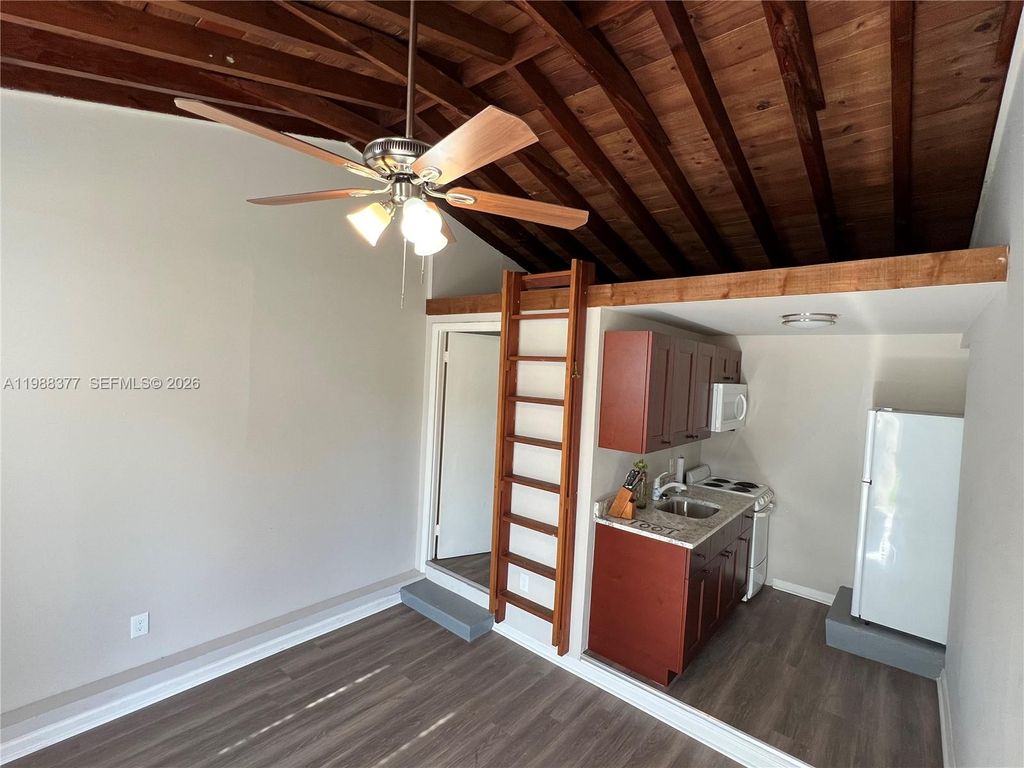Photo of 1001 S 22nd Ct #East Rear, Hollywood, FL 33020 (MLS # A11988377)