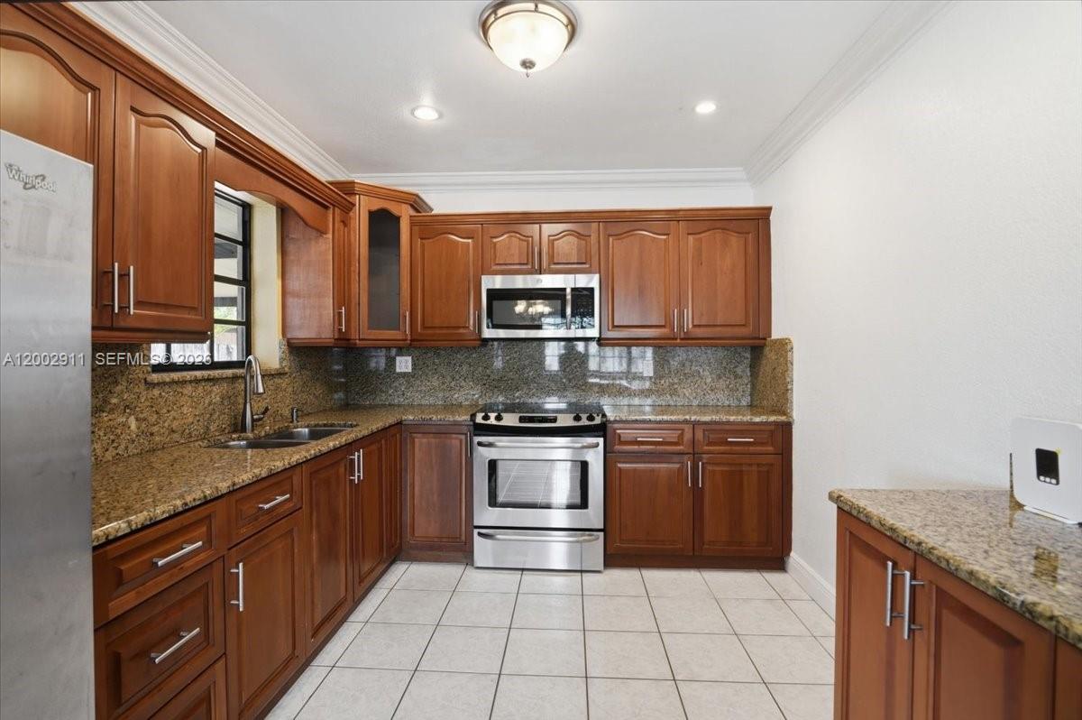 HIALEAH ESTATES - Residential