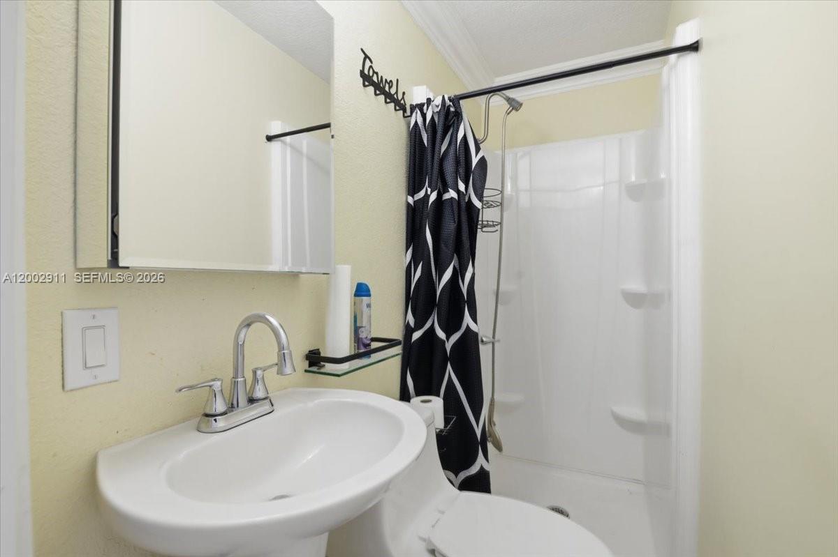 HIALEAH ESTATES - Residential