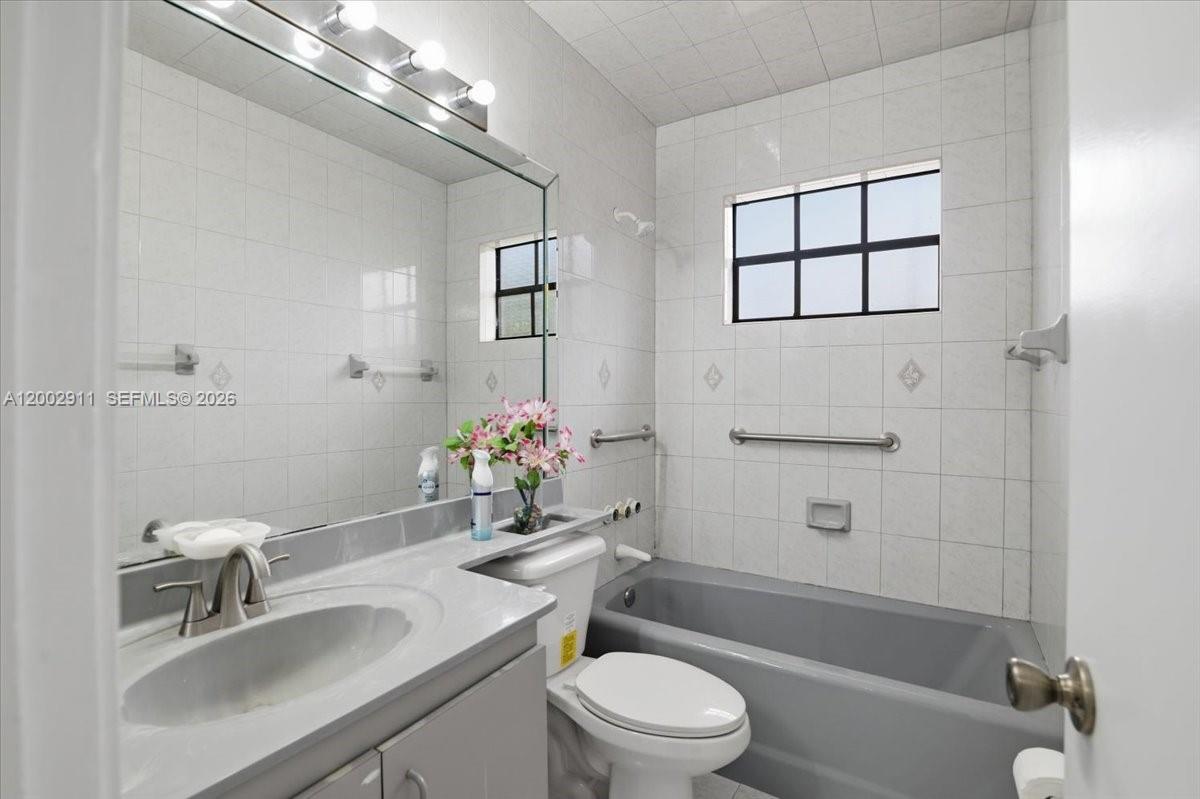 HIALEAH ESTATES - Residential