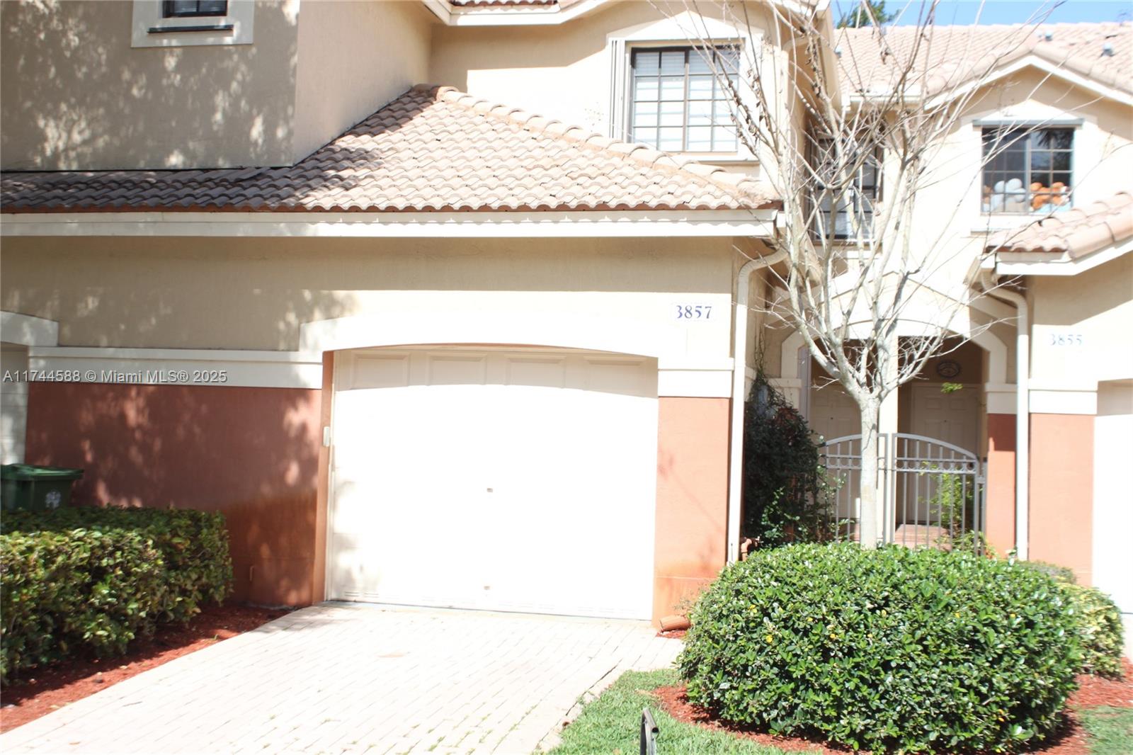 Rental Property at 3857 Tree Top Dr 3857, Weston, Broward County, Florida - Bedrooms: 3 
Bathrooms: 3  - $3,400 MO.