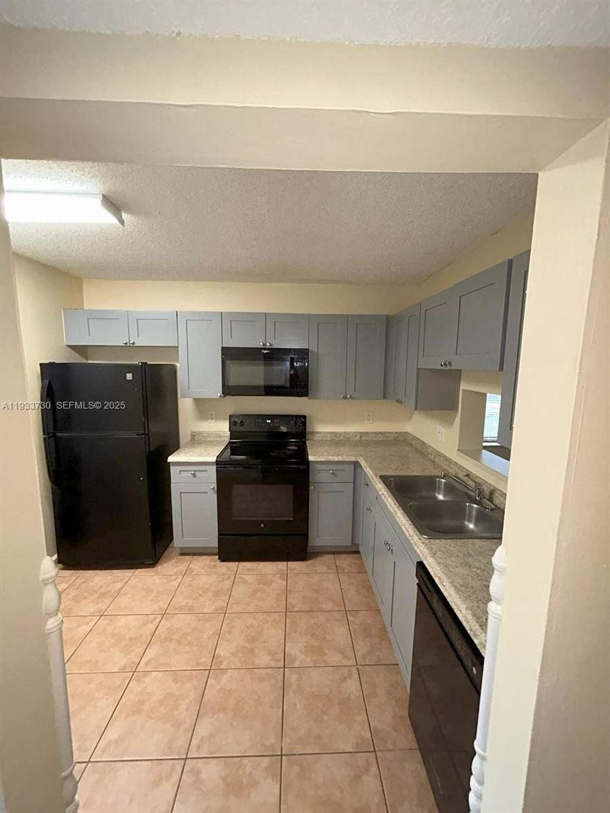 UPGRADED 2/2 PLUS DEN SET UP AS A 3RD BED AVAILABLA IN THE BEAUTIFUL COMMUNITY. MIN CREDIT SCORE 650. NO CRIMINAL RECORDS. WATER DEPOSIT OF $250 IS REQUIRED. FAST CONDO ASSOC APPROVAL.