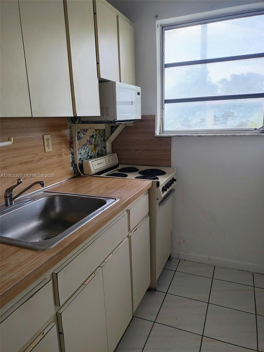 TAMIAMI HIGHLANDS - Residential Lease