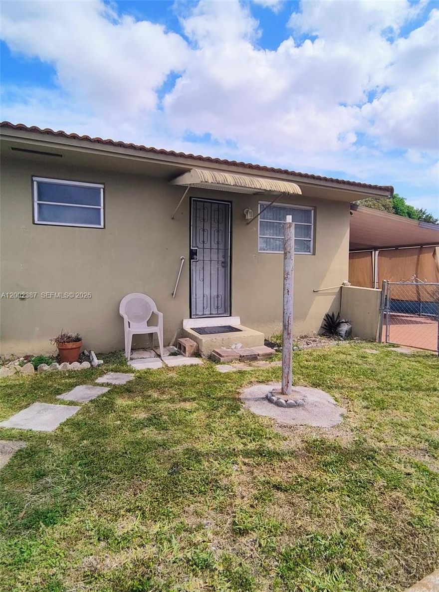 Nice efficiency in a very desirable area and agreat location near Coral Gables. Monthly rent $1500.00.
Owner asking for first and last month rent. Provide credit report, proof of income and police report. Not smoking allow. Nice for a couple or a single person looking to live in a quiet place.
Available inmediatly. Electricity and water included with monthly rents.