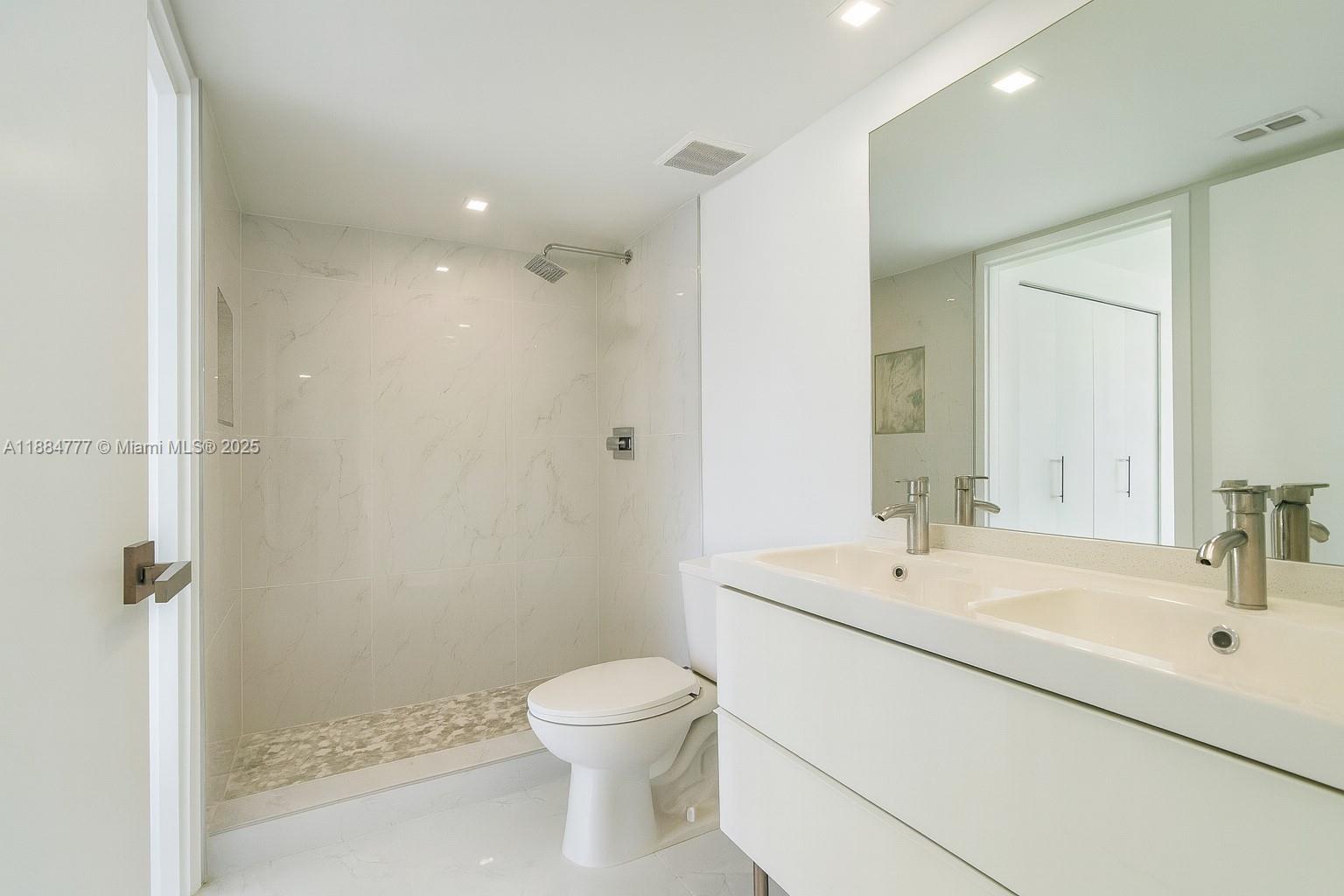 THE GRANDVIEW PALACE COND - Residential Lease