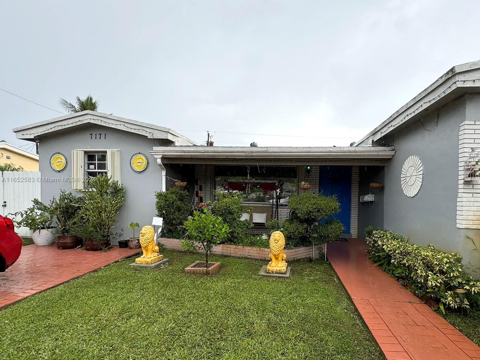 7171 Sw 14th St, Pembroke Pines, Miami-Dade County, Florida - 3 Bedrooms  
2 Bathrooms - 