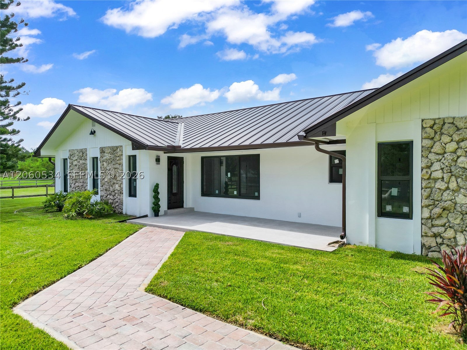 17680 SW 54th St .
