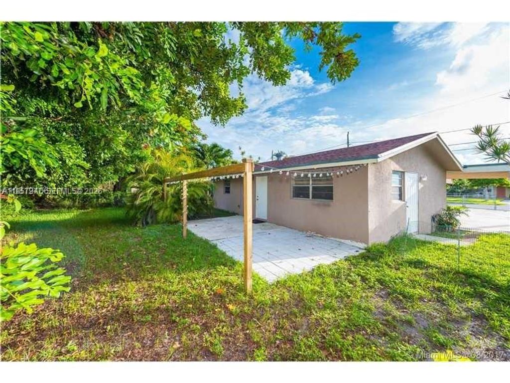 Photo of 127 NW 13th Ave #rear, Dania Beach, FL 33004 (MLS # A11957277)