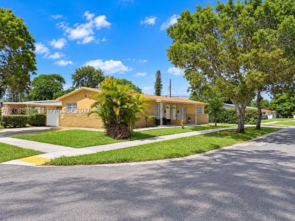 Photo of 412 SW 10th St #n, Hallandale Beach, FL 33009 (MLS # A12088656)