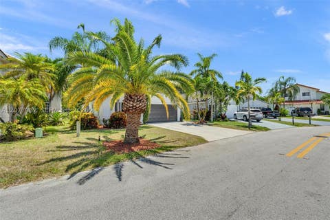 Tiny photo for 631 SW 176th Ave, Pembroke Pines, FL 33029 (MLS # A12077062)