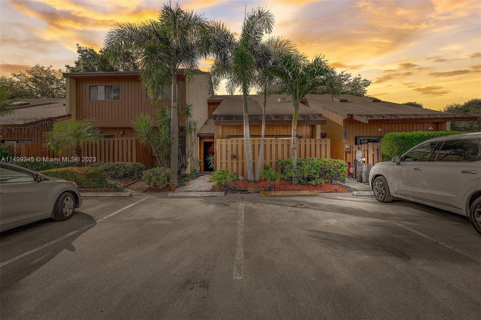 Spectacular large townhome in the heart of Davie!! Gorgeous lake views with oversized master bedroom with private balcony on tope level and 2nd bedroom on 1st level. Both rooms have large walk-in closets. High vaulted ceilings in living/dinning area with 2 skylights that provide lots of natural light.
Very quiet community with great schools. Must see!