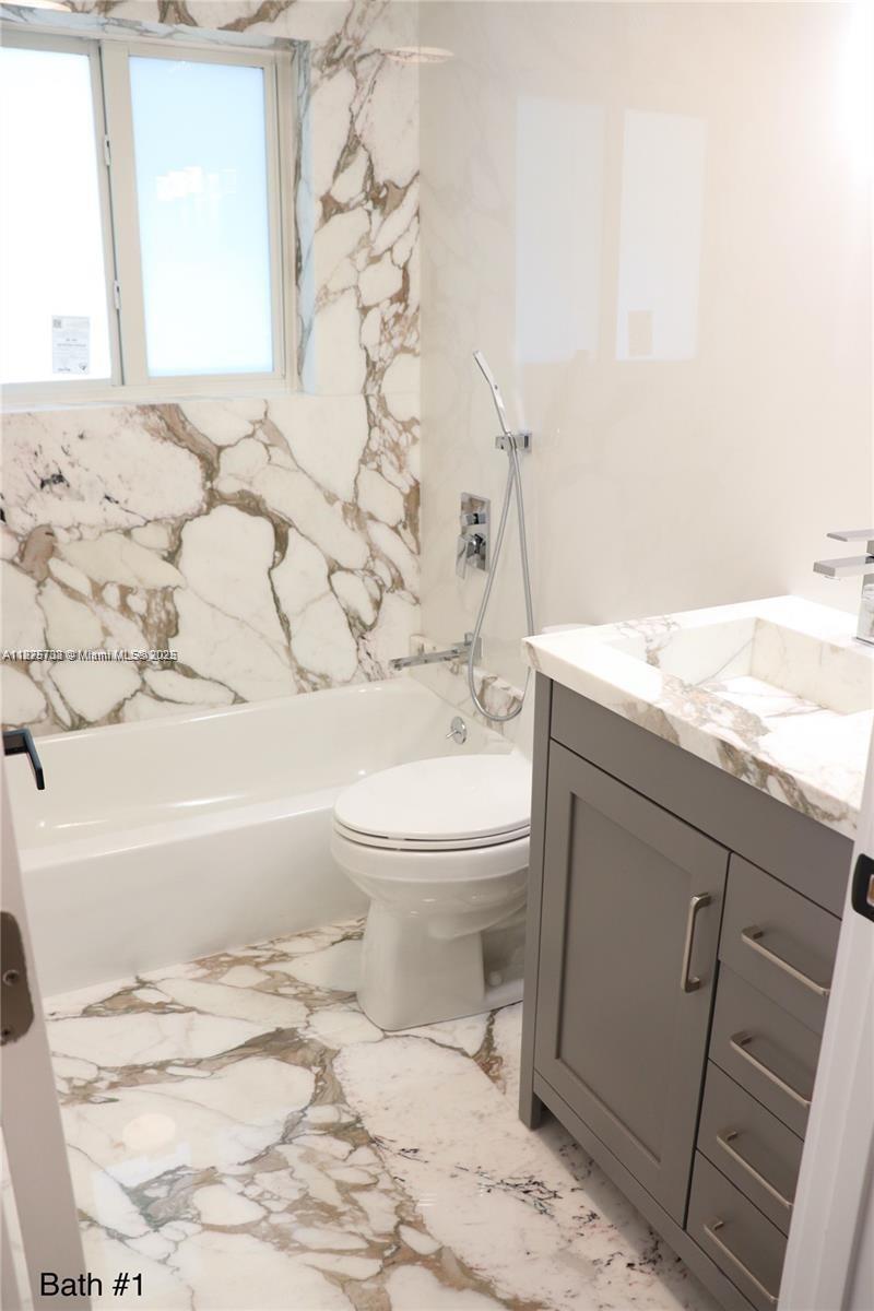 HOLLYWOOD HILLS - Residential