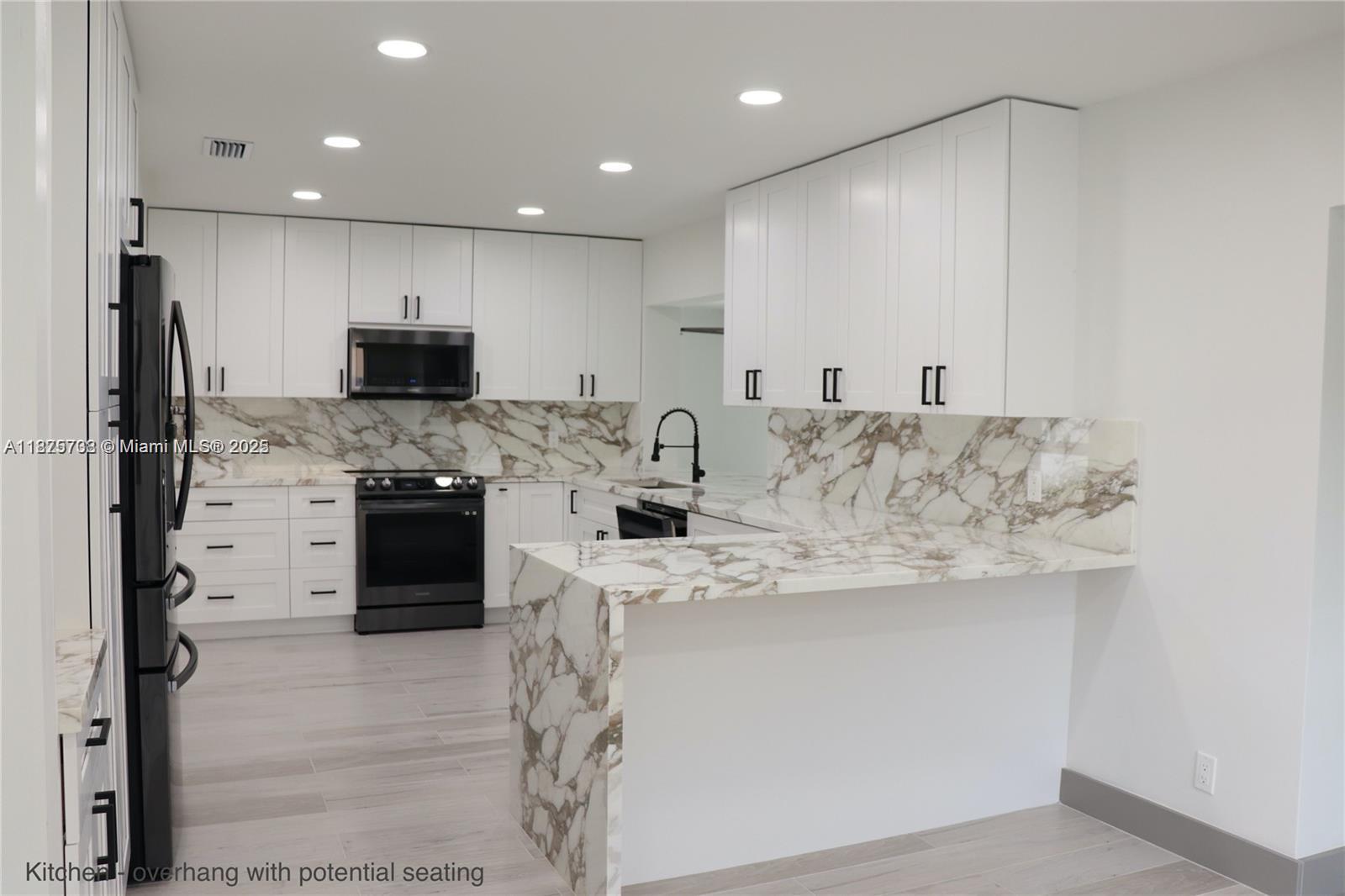 HOLLYWOOD HILLS - Residential