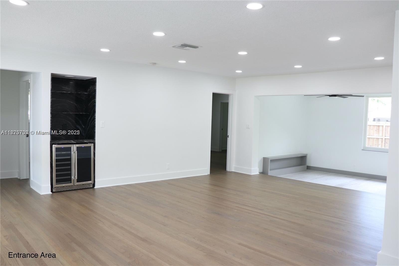 HOLLYWOOD HILLS - Residential