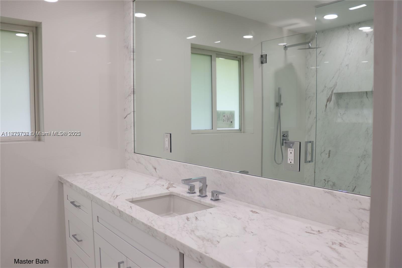 HOLLYWOOD HILLS - Residential