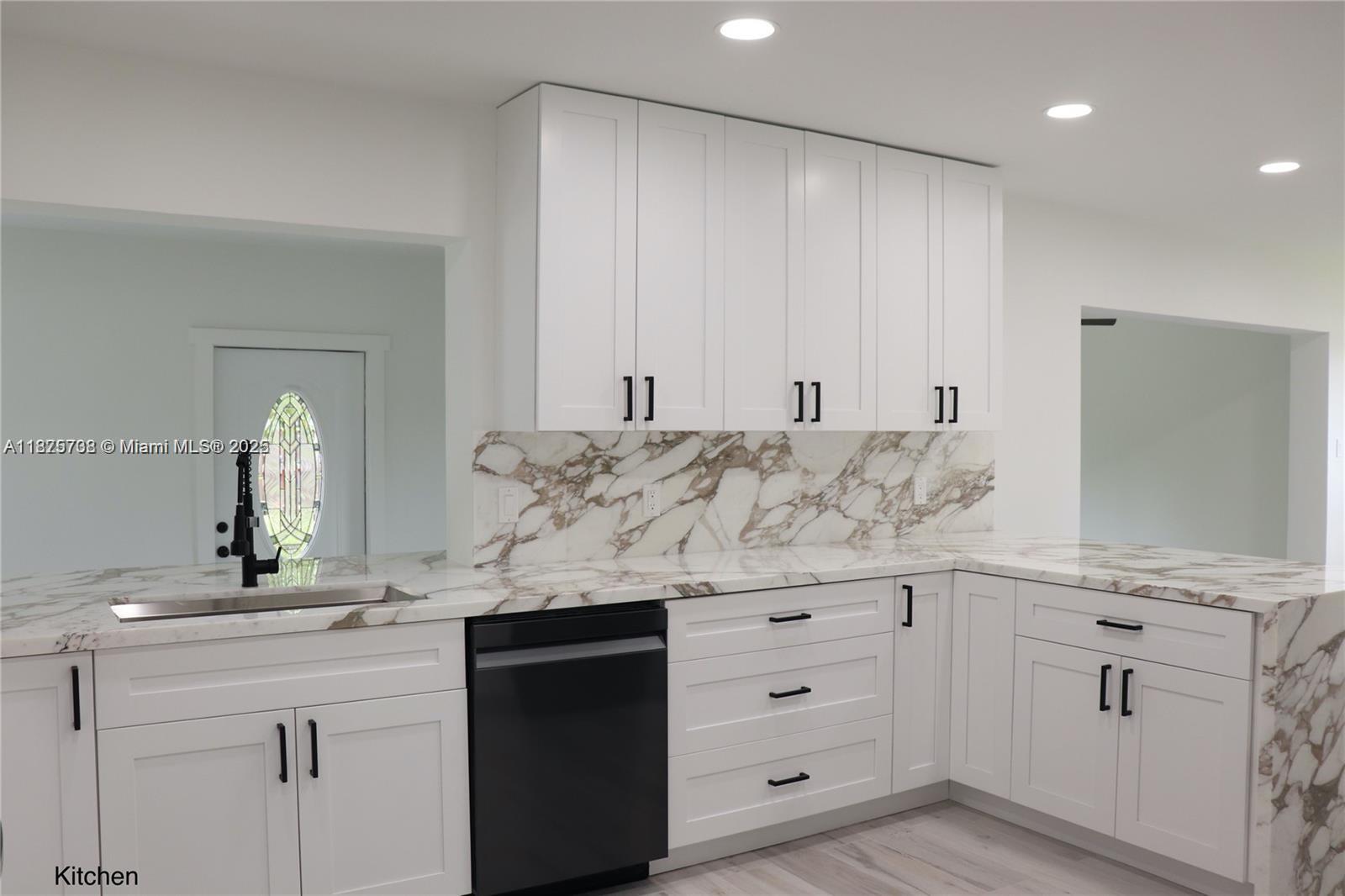 HOLLYWOOD HILLS - Residential