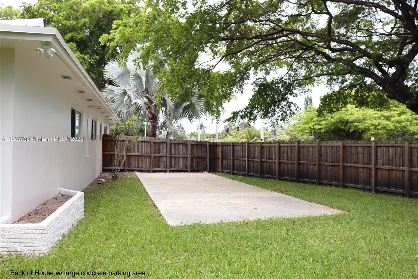 HOLLYWOOD HILLS - Residential